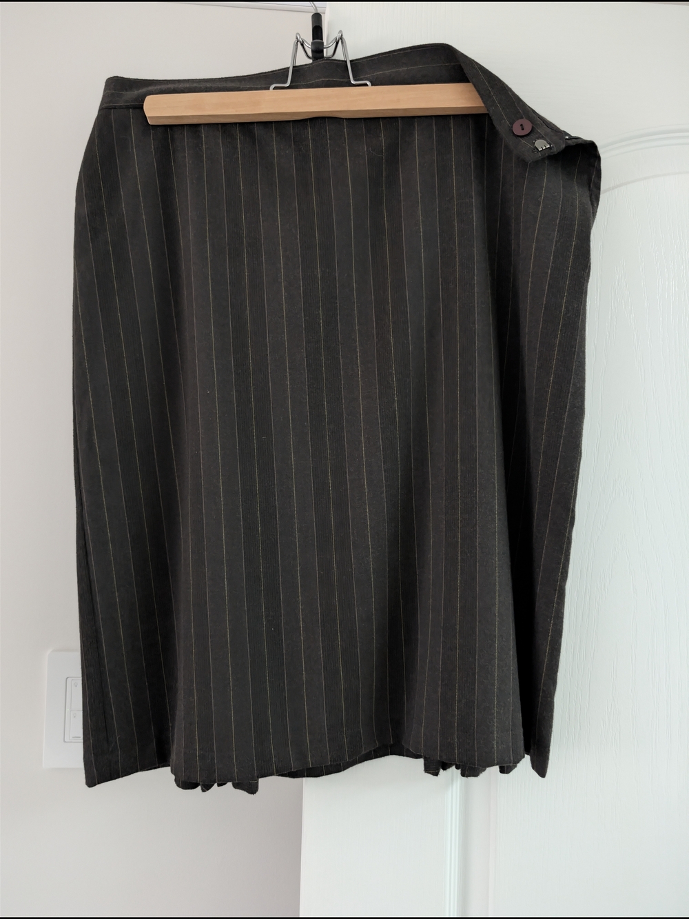 Club Monaco Dark Grey Pinstripe Skirt With Pleated Back Detail